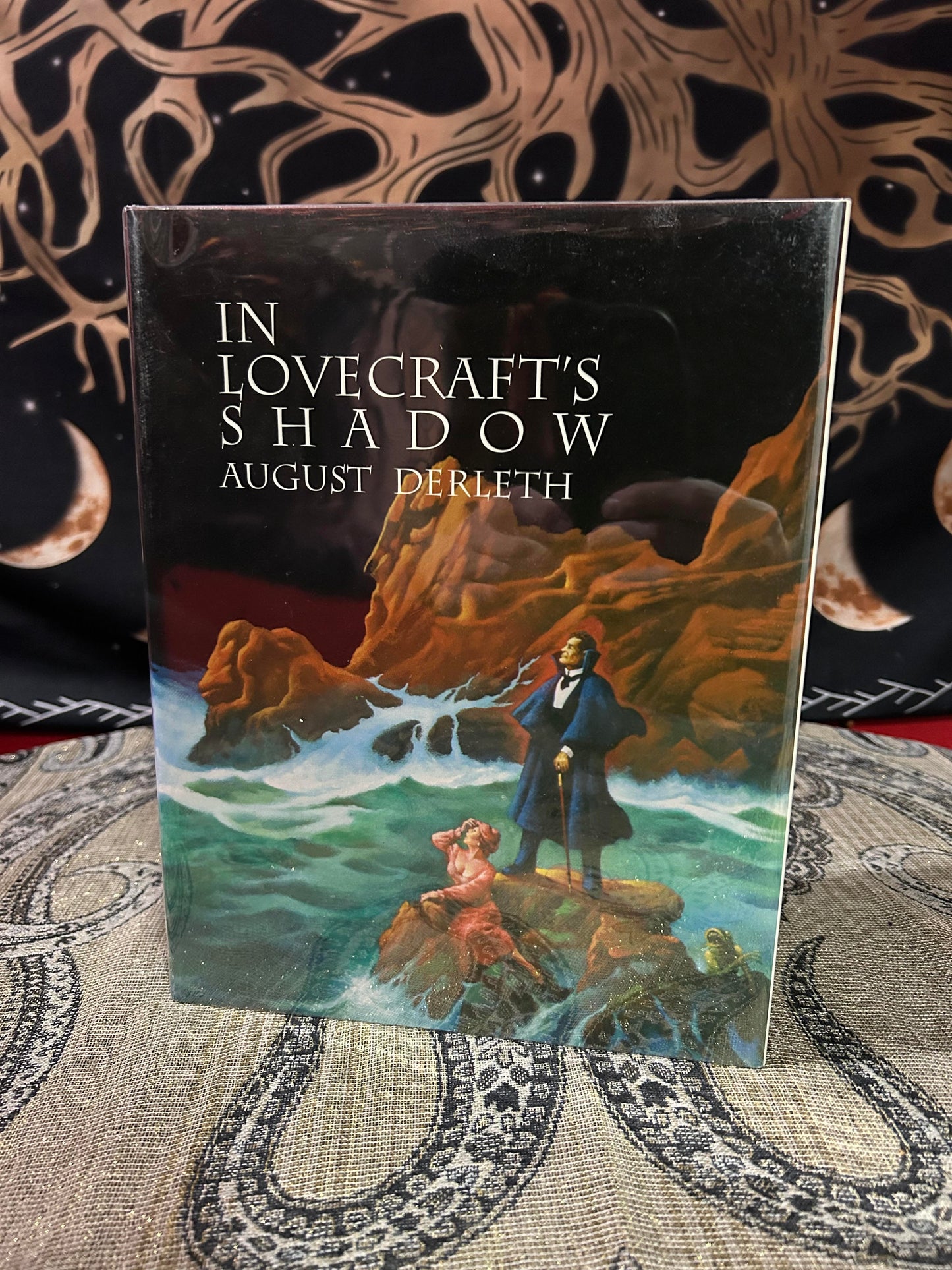 In Lovecraft's Shadow: The Cthulhu Mythos Stories of August Derleth by August Derleth